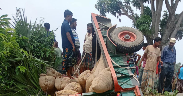 নওগাঁয় ধান বোঝাই ট্রলি উল্টে চালক নিহত