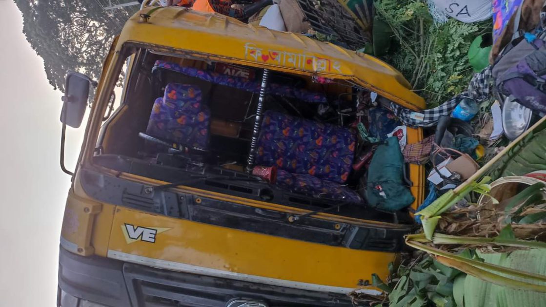 সাতক্ষীরায় ট্রাক উল্টে দুই শ্রমিকের মৃত্যু ও ২৩ জন আহত