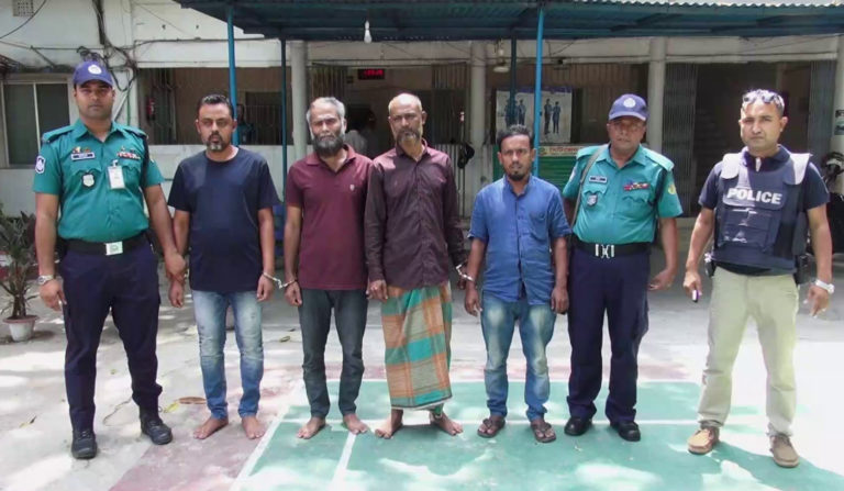 চট্টগ্রামে তিন ছিনতাইকারী আটক