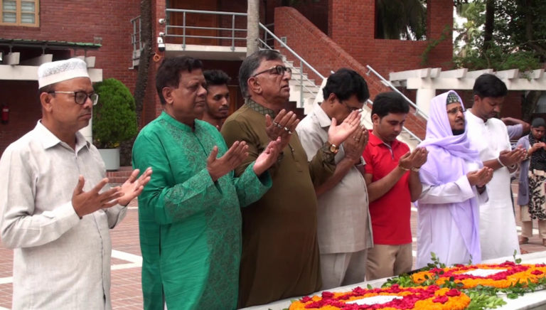 জাতির পিতার সমাধিতে কেন্দ্রীয় জাতীয় পার্টির শ্রদ্ধা
