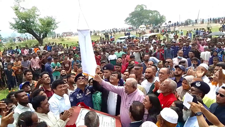 ভোলাগঞ্জে শুরু হলো বাংলাদেশ-ভারত বর্ডার হাট