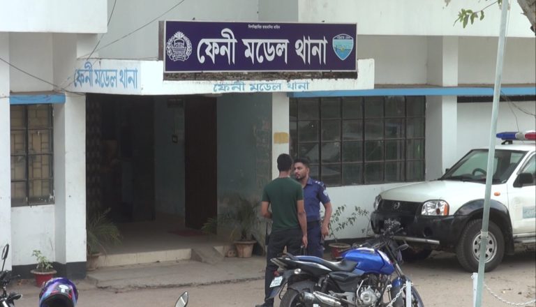 ফেনীতে ট্রাক চাপায় অটোরিকশা চালক নিহত, আহত ৫