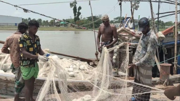 আজ থেকে শুরু হচ্ছে মাছ ধরার উপর ৬৫ দিনের নিষেধাজ্ঞা