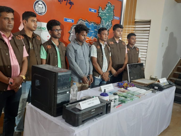 সিরাজগঞ্জে বিপুল জাল টাকা-সরঞ্জামসহ আটক ১