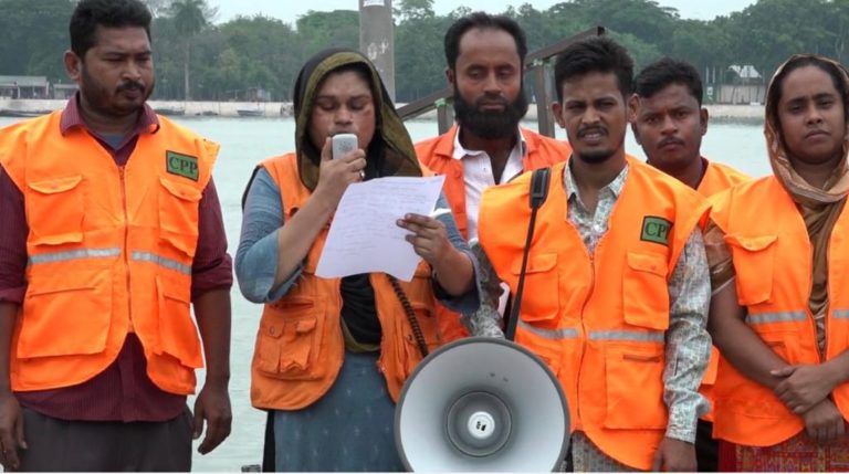 ‘মোখা’ আতঙ্কে উপকূলবাসী : সব ধরনের নৌযান চলাচল বন্ধ