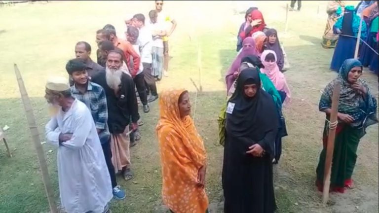 পটুয়াখালীতে উৎসব মুখর পরিবেশে চলছে উপ-নির্বাচনের ভোটগ্রহণ