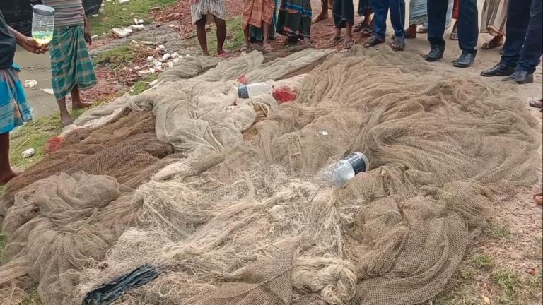 নিষেধাজ্ঞার প্রথম দিনে দেড় লাখ মিটার অবৈধ বেহুন্দী জাল জব্দ