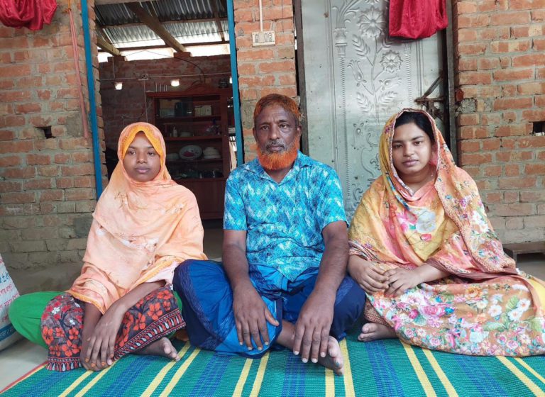 ঝিনাইদহে বাবা শয্যাশায়ী, স্বপ্ন পূরণ হচ্ছে না দুই বোনের