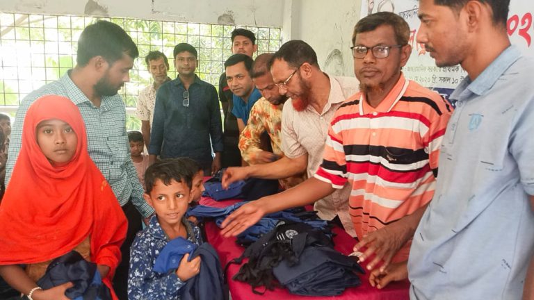 শতাধিক শিক্ষার্থীদেরকে স্কুল ড্রেস দিলেন মশিউর রহমান শিহাব