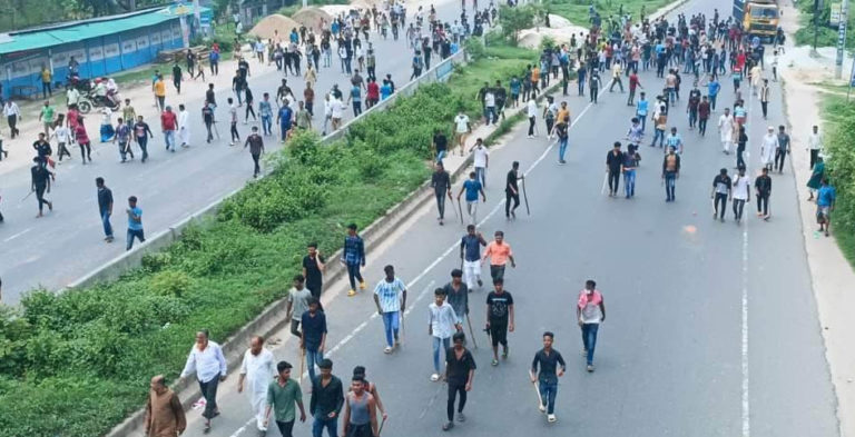 কুমিল্লায় আ’লীগের দুই পক্ষের সংঘর্ষ,  যান চলাচল বন্ধ