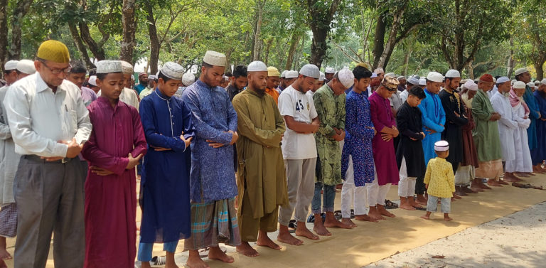 নীলফামারীতে বৃষ্টির জন্য নামাজ আদায়