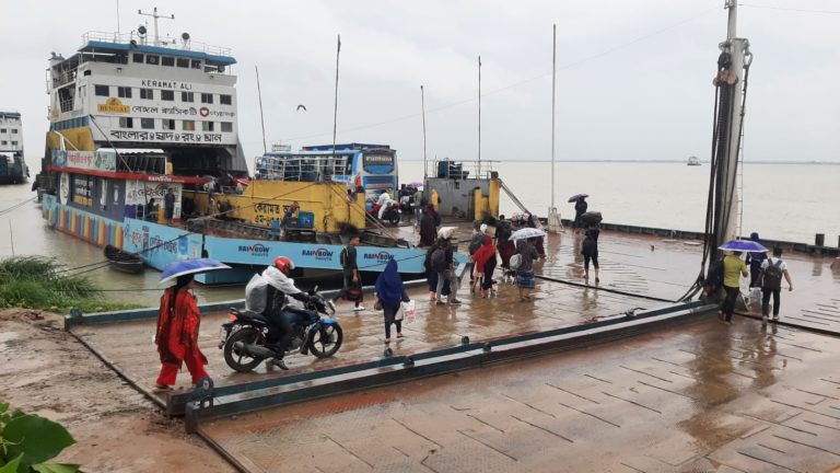 ঈদযাত্রা: পাটুরিয়ায় চাপ নেই, বৃষ্টিতে ভোগান্তি