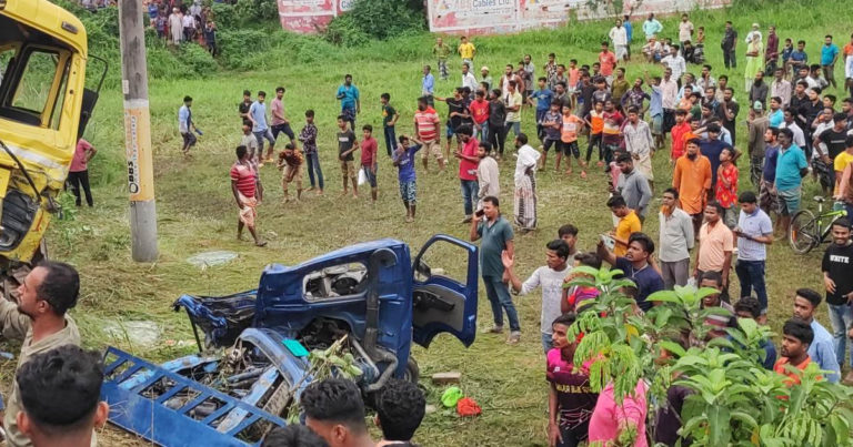 কুমিল্লায় সড়ক দুর্ঘটনায় নিহত ৩, আহত ১১ খেলোয়ার