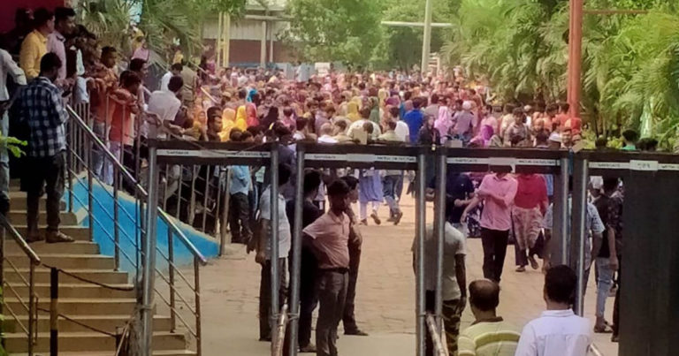 বকেয়া বেতন-ভাতার দাবিতে রূপগঞ্জে পোশাক শ্রমিকদের বিক্ষোভ