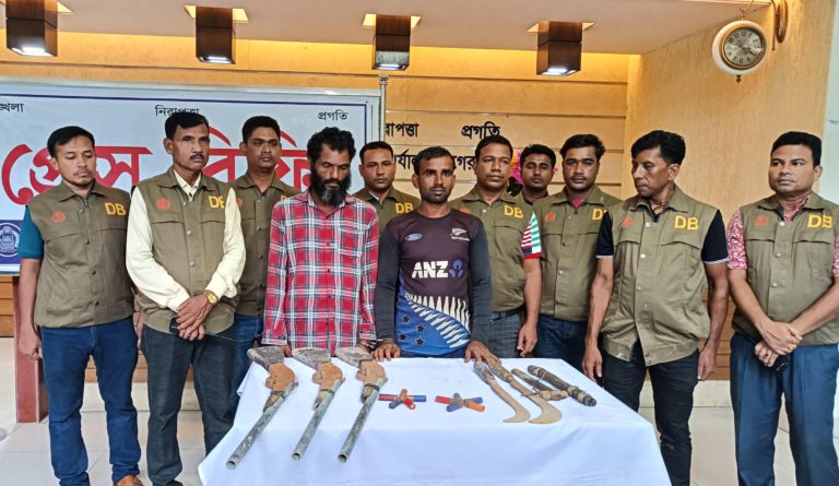 সুন্দরবন থেকে দুই বনদস্যু গ্রেপ্তার, আগ্নেয়াস্ত্র ও গুলি উদ্ধার