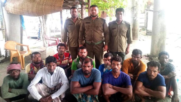 সুন্দরবনে কীটনাশক ও ট্রলারসহ ১৪ জেলে আটক
