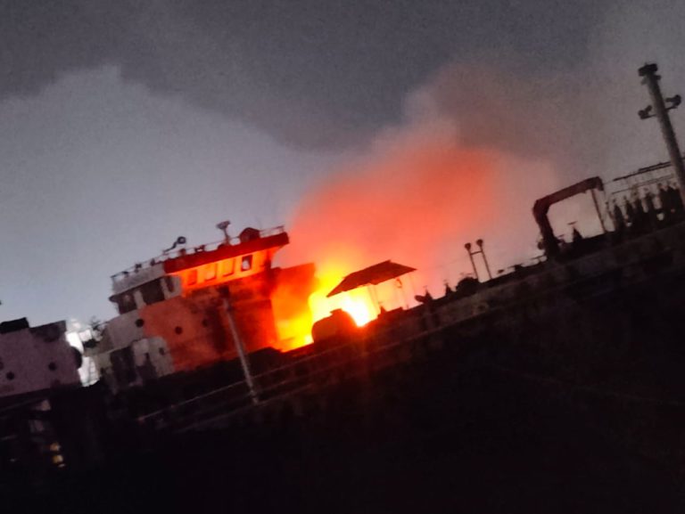 রূপগঞ্জে তেলবাহী জাহাজে অগ্নিকাণ্ড, দগ্ধ ৬