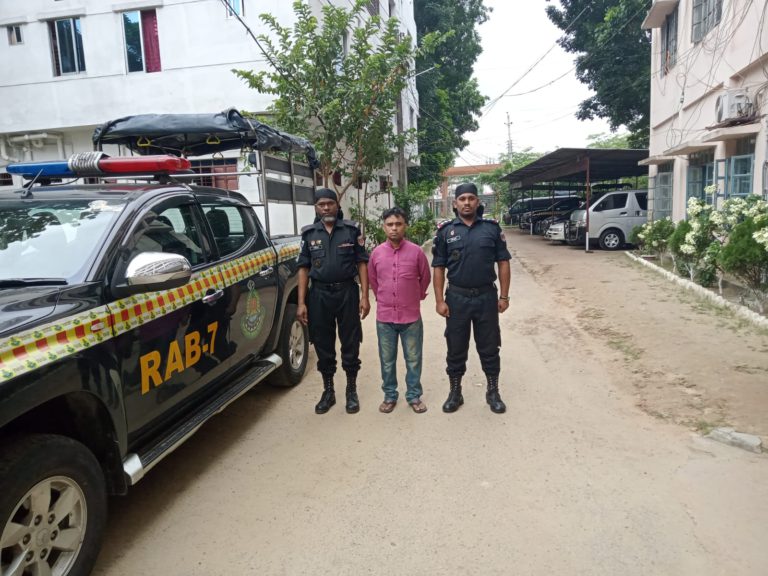 অস্ত্র মামলার ১৭ বছরের দন্ডপ্রাপ্ত আসামি ১০ বছর পর গ্রেপ্তার