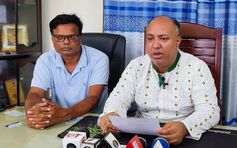 নদী থেকে বালু উত্তোলন, চেয়ারম্যানের প্রতিবাদ