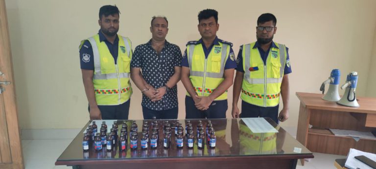 দুর্ঘটনা কবলিত প্রাইভেটকার থেকে বেরিয়ে এলো ফেনসিডিল