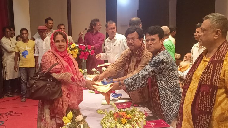 মাগুরায় গুনীজন সম্মাননা অনুষ্ঠিত হয়েছে