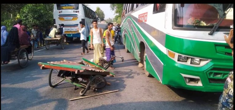 টাঙ্গাইলে বাসের ধাক্কায় স্বামী স্ত্রীসহ চারজন নিহত