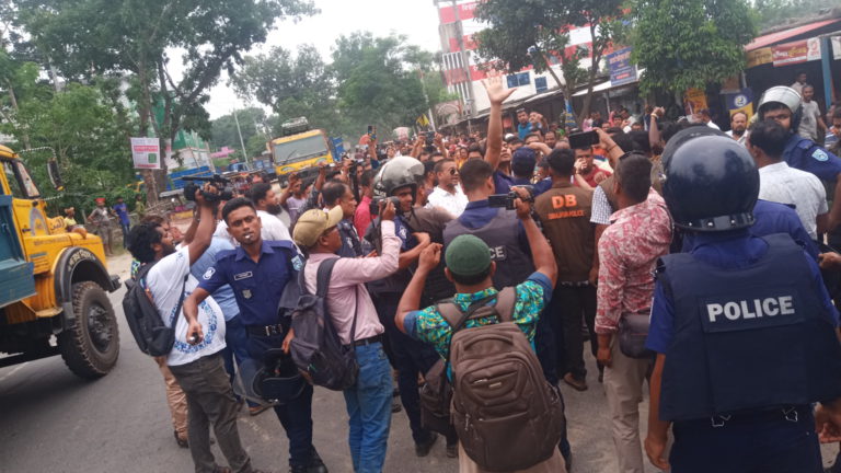 দিনাজপুরে পুলিশ ও বিএনপি নেতাকর্মীর মধ্যে বাগ বিতন্ড