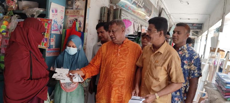 রাসিক নির্বাচন: নিউ মার্কেট এলাকায় ভোট চাইলেন জাপা প্রার্থী