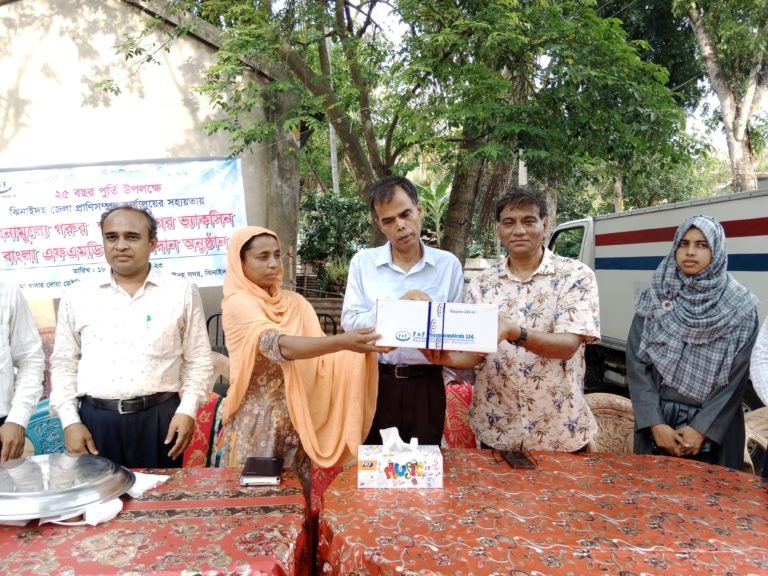 ঝিনাইদহে গরু খামারীদের পাশে দাাঁড়ালো এফএনএফ ফার্মা