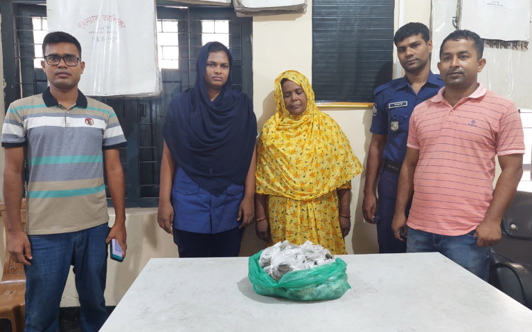ঝিনাইদহে গাঁজাসহ নারী মাদক ব্যবসায়ী আটক