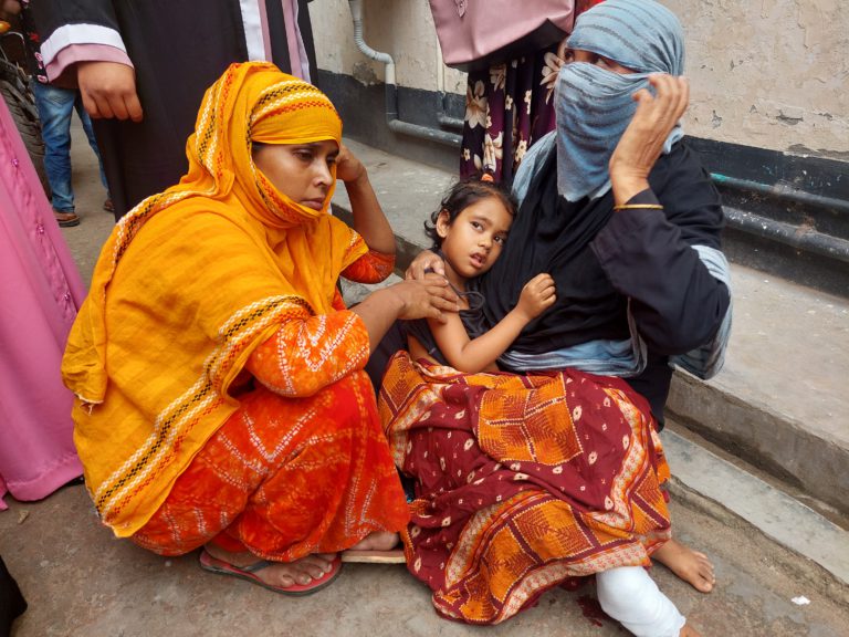 ঝিনাইদহে কুকুরের কামড়ে নারী ও শিশুসহ আহত ৩০