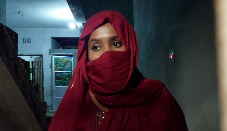 ঝিনাইদহে স্ত্রীর স্বীকৃতির দাবিতে ইউপি সদস্যের বাড়িতে নারীর অবস্থান