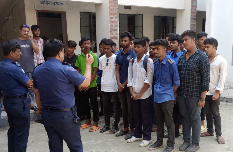 ক্লাস ফাঁকি দিয়ে আড্ডা, ২৪ শিক্ষার্থী আটক