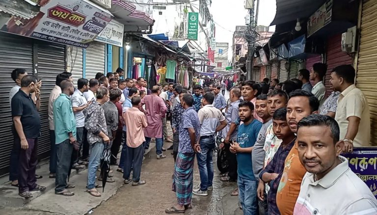 লক্ষ্মীপুরে স্বর্ণের দোকানে ডাকাতি, ব্যবসায়ীদের অবস্থান ধর্মঘট