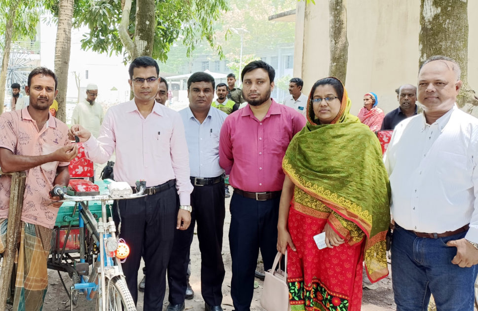 রাণীনগরে ভিক্ষুকদের চার্জার ভ্যানগাড়ি ও ছাগল বিতরণ