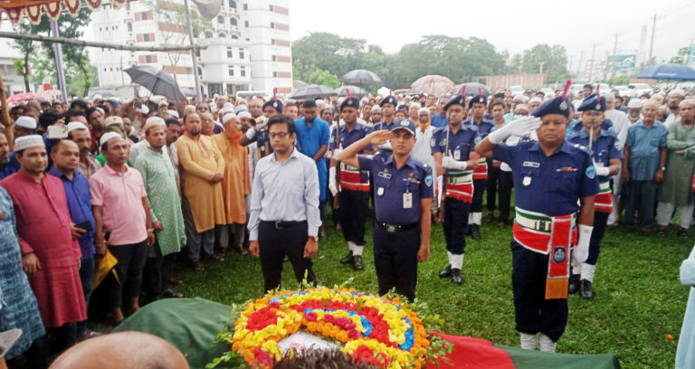 নোয়াখালীতে মায়ের কবরের পাশে শায়িত হলেন সিরাজুল আলম খান