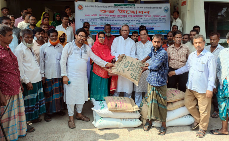 রাণীনগরে কৃষকদের মাঝে প্রণোদনার বীজ-সার বিতরণ