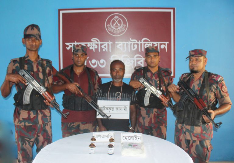 সাতক্ষীরার সীমান্ত থেকে বিপুল পরিমাণ মাদকসহ সাবেক ইউপি সদস্য আটক