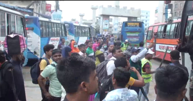 গাজীপুরের মহাসড়কগুলোতে বেড়েছে যাত্রী ও পরিবহনের চাপ