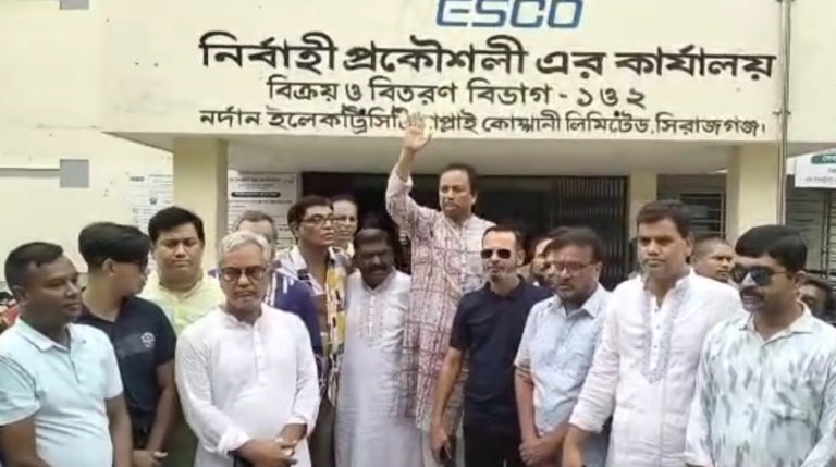 সিরাজগঞ্জে বিদ্যুৎ অফিসের সামনে বিএনপির বিক্ষোভ ও স্মারকলিপি