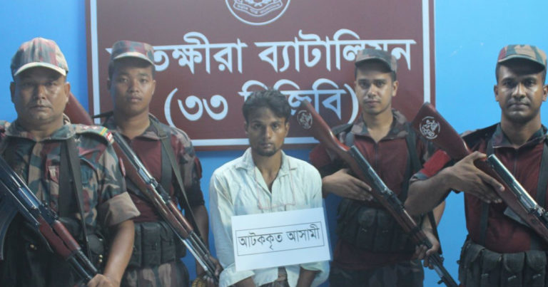 সাতক্ষীরায় দুটি স্বর্ণের বারসহ পাচারকারি আটক