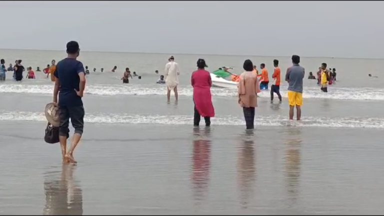 কুয়াকাটা সমুদ্র সৈকতে ভীড় জমিয়েছে হাজারো পর্যটক