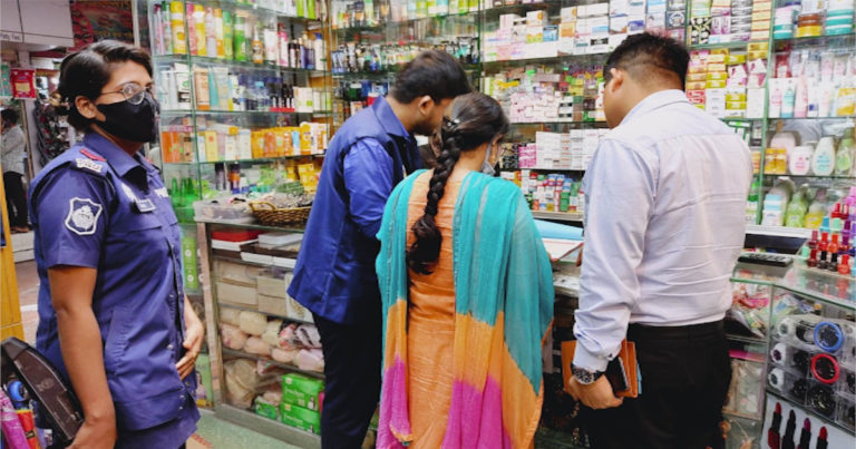 ফেনীতে ক্ষতিকারক কসমেটিকস বিক্রি বন্ধে ভ্রাম্যমান আদালতের অভিযান