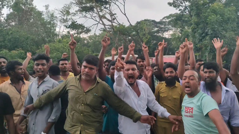 মুন্সীগঞ্জে ট্রাফিকের চাঁদাবাজির প্রতিবাদে অটোরিকশা চালকদের সড়ক অবরোধ