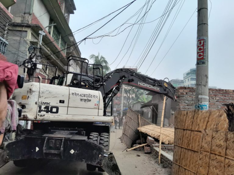 গেন্ডারিয়ার ডিআইটি পুকুরে অবৈধ স্থাপনা উচ্ছেদ অভিযান