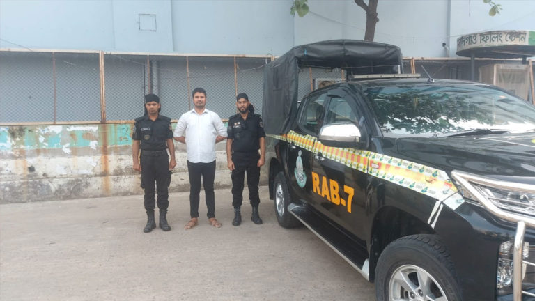 চট্টগ্রামে যুবলীগ কর্মী হত্যা মামলার পলাতক আসামি আট বছর পর গ্রেপ্তার