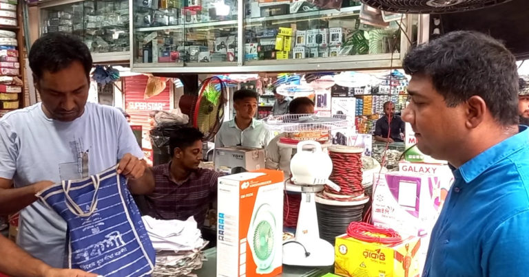 মানিকগঞ্জে ফ্যানের বাজারে ভোক্তার অভিযান, দুই ব্যবসায়ীকে জরিমানা