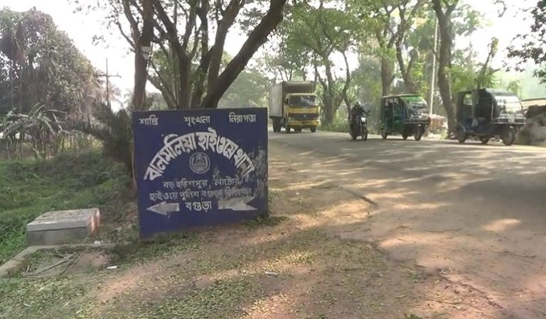 নাটোরে বাস চাপায় এক সার ব্যবসায়ী নিহত