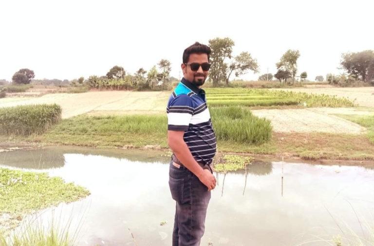 পুলিশের উপস্থিতিতে সাংবাদিকের ওপর হামলা