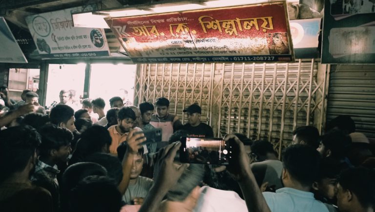 লক্ষ্মীপুরে বোমা মেরে স্বর্ণের দোকান লুট, এক পথচারী নিহত